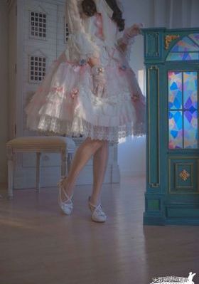 隔着衣服轻揉她的胸