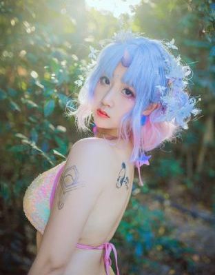 沙滩上的夏娃